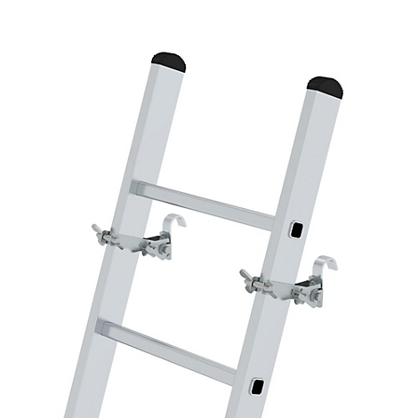 Sectie van een zilveren ladder. Haken om aan de muur te hangen. Zwarte rubberen doppen op de uiteinden van de sporten.