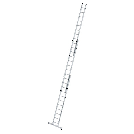 Uitschuifbare aluminium ladder, schuin tegen een witte achtergrond.