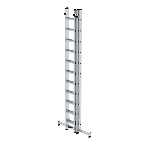 Uitschuifbare aluminium ladder, tegen witte achtergrond. De ladder is gedeeltelijk uitgeschoven, klaar om te werken.