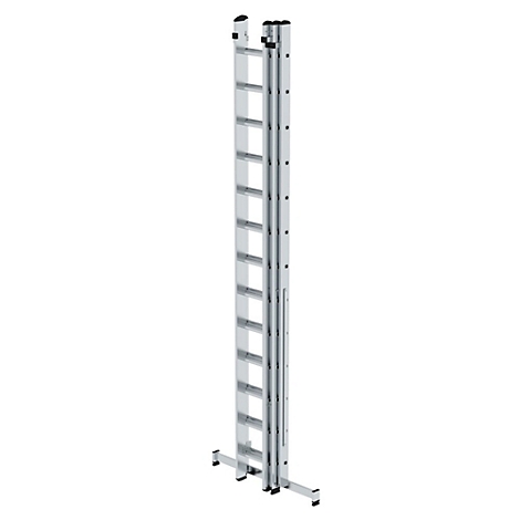 Een driedelige aluminium telescopische ladder die rechtop staat tegen een witte achtergrond.