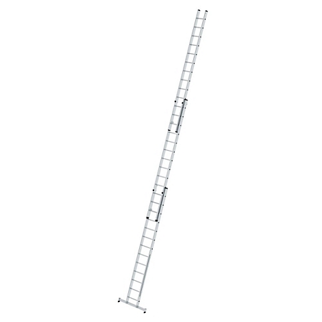Uitschuifbare ladder, diagonaal geplaatst tegen een witte achtergrond. De ladder bestaat uit zilverkleurige sporten en steunen.