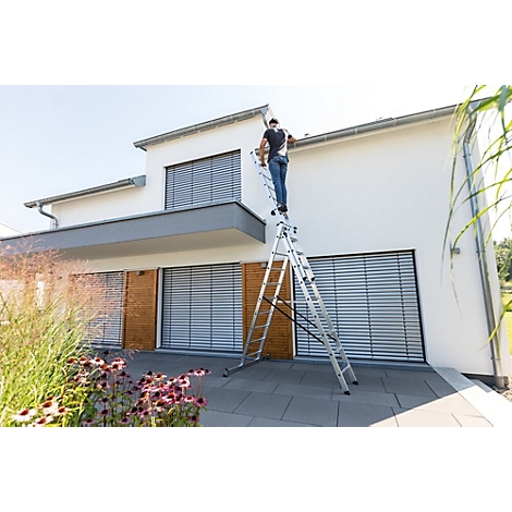 Man op een ladder op een huis dat het dak schoonmaakt.