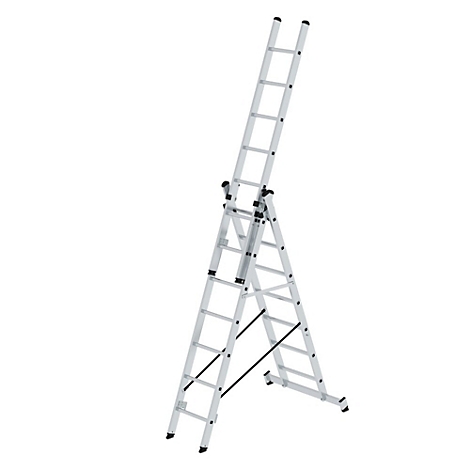 Een aluminium multifunctionele ladder op een witte achtergrond, opgesteld in een A-vorm en als een trap.