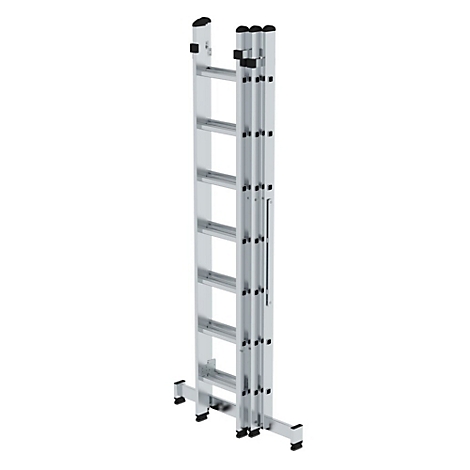 Een zilveren, meerdelige ladder, gedeeltelijk opgevouwen, tegen een witte achtergrond.