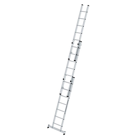 Uitschuifbare aluminium ladder, schuin tegen een witte achtergrond.
