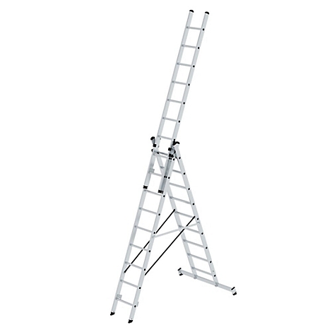 Een zilveren, meerdelige ladder in een A-vorm, hoog uitgeschoven. Hij staat tegen een witte achtergrond.