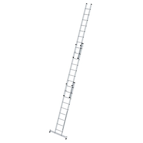 Uitschuifbare aluminium ladder tegen een witte achtergrond.