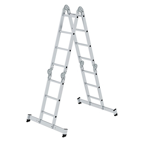 Een zilveren multifunctionele ladder staat tegen een witte achtergrond.