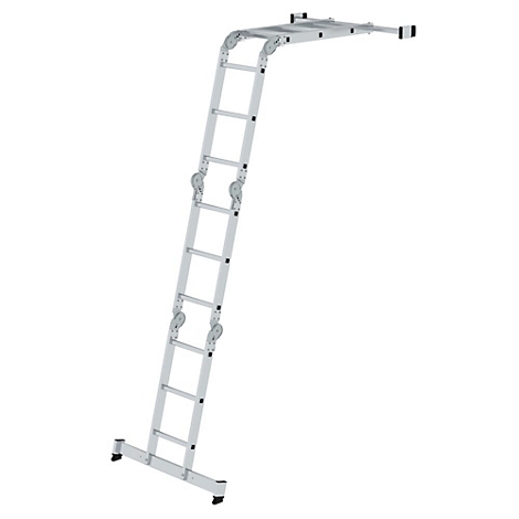 Een zilveren, gebogen ladder die tegen een muur leunt, met een platform aan de bovenkant.