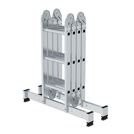 Een zilveren multifunctionele ladder, staand op een witte achtergrond. De ladder is opgevouwen en heeft meerdere scharnieren.