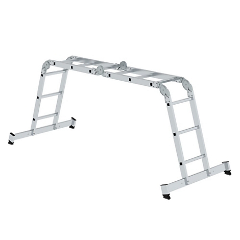 Een veelzijdige zilverkleurige multifunctionele ladder in A-vorm, met wielen en treden. Hij staat tegen een witte achtergrond.