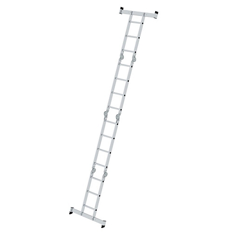 Een aluminium ladder staat schuin tegen een witte achtergrond. Het boveneinde heeft een brede steun, het ondereinde een brede basis. Er zijn sporten aan beide zijden.