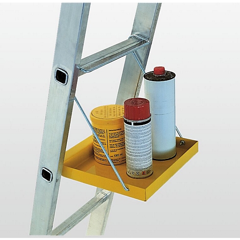 Gele plank op een ladder met spuitbussen en containers. Zicht van schuin onder.
