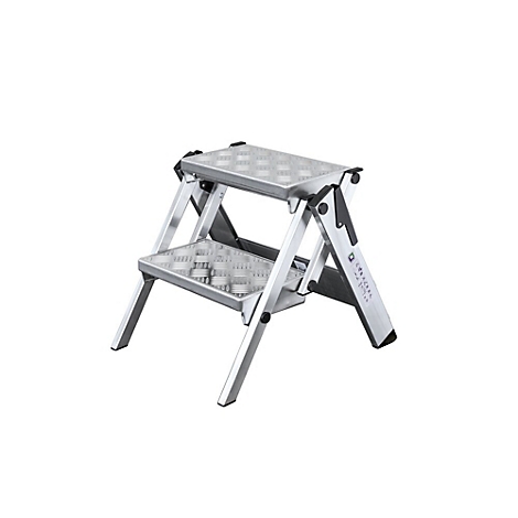 Een zilveren, twee treden tellende trap, op een witte achtergrond. De treden hebben een antislip patroon.