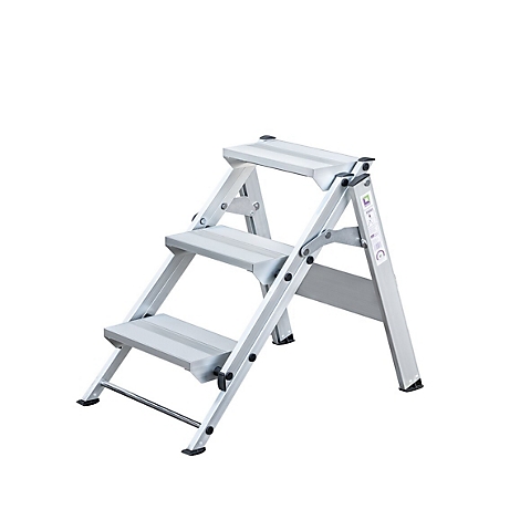 Zilveren trap met drie treden, uitgeklapt tegen een witte achtergrond.