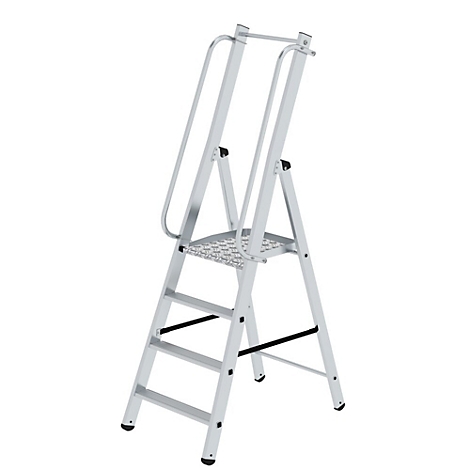 Een zilveren trap, met een platform en een leuning. Hij staat tegen een witte achtergrond.