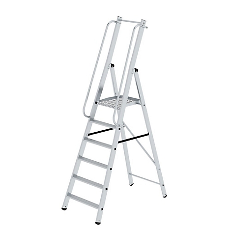 Een zilverkleurige trap met een platform, op een witte achtergrond.