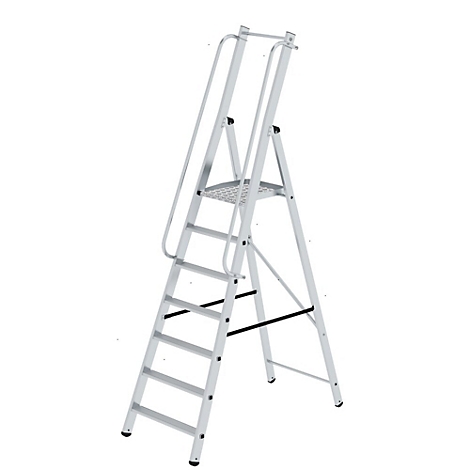 Een zilveren trap met zeven treden, een leuning en een platform.