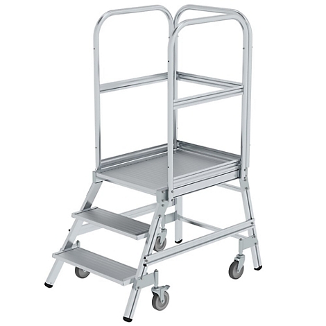 Een zilveren werkplatform met trappen, wielen en reling.