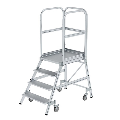 Een zilveren rolstepladder met een leuning voor veilig werken op hoogte.