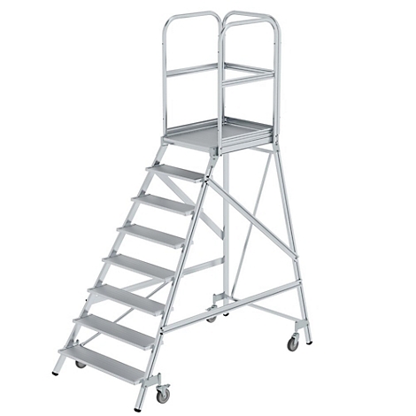 Een zilveren trap met acht treden en een leuning. Het heeft wielen om te bewegen.