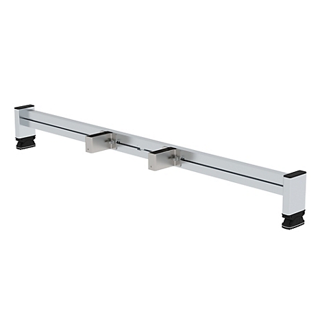 Een zilverkleurig, horizontaal metalen profiel met drie vierkante beugels en zwarte eindkappen, op een witte achtergrond.