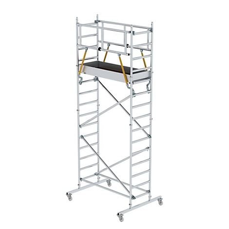 Steiger gemaakt van zilverkleurig metaal. Het staat op wielen en heeft een werkplatform.