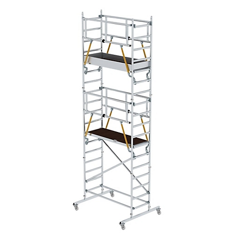 Een aluminium rolsteiger met twee platforms en wielen. De steiger staat tegen een witte achtergrond.