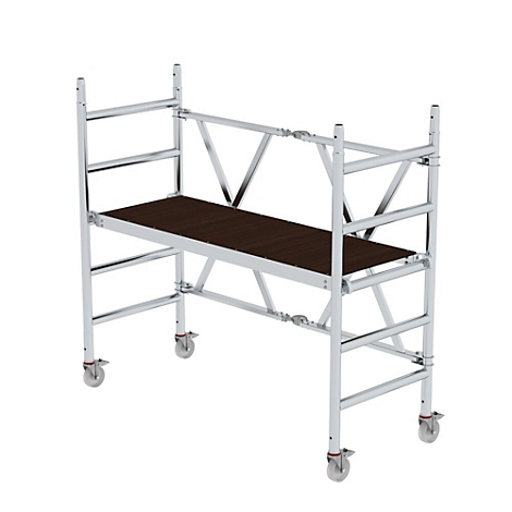 Een rolsteiger met een bruin houten platform en zilveren metalen stutten, tegen een witte achtergrond.