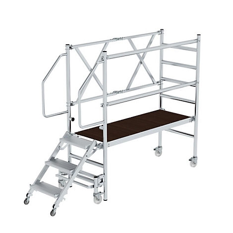 Steiger met trappen, platform en leuningen. Op wielen.