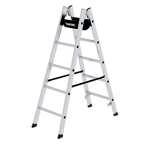 Een zilverkleurige, vrijstaande ladder. Opschrift: MUNK.