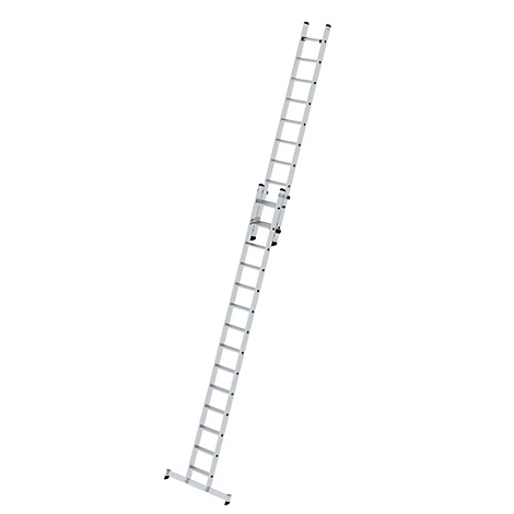 Eine lange, silberne Aluminium-Leiter steht diagonal vor weissem Hintergrund. Die Leiter ist ausgefahren und besitzt mehrere Sprossen.