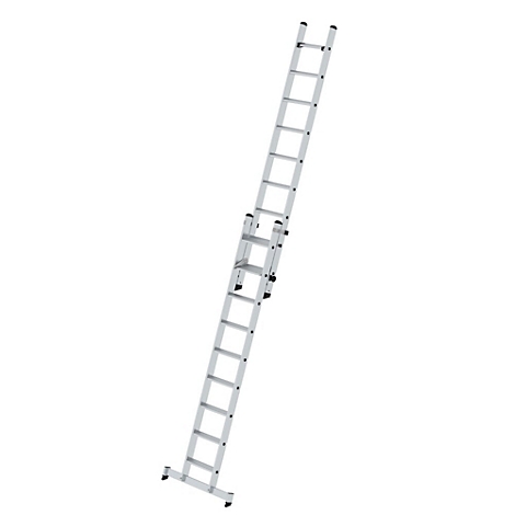 Eine silberne Teleskopleiter steht vor weissem Hintergrund.