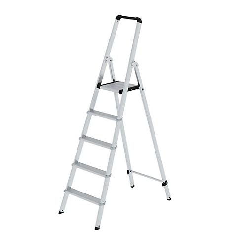 Leiter aus Aluminium. Die graue Trittleiter steht vor weißem Hintergrund.
