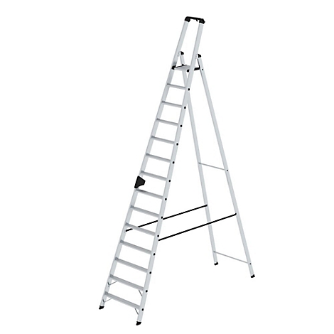 Grijze, vrijstaande ladder. Het ladderframe heeft sporten en wordt ondersteund door een tweede, A-vormig frame.