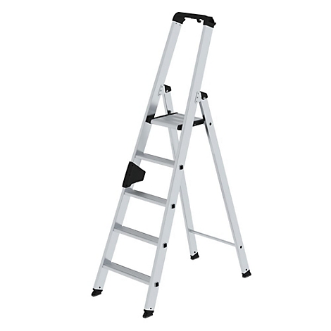 Een zilveren trap met zwarte details staat schuin op een witte achtergrond.