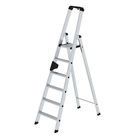 Zilveren trap met zwarte treden. Het staat op een witte achtergrond.