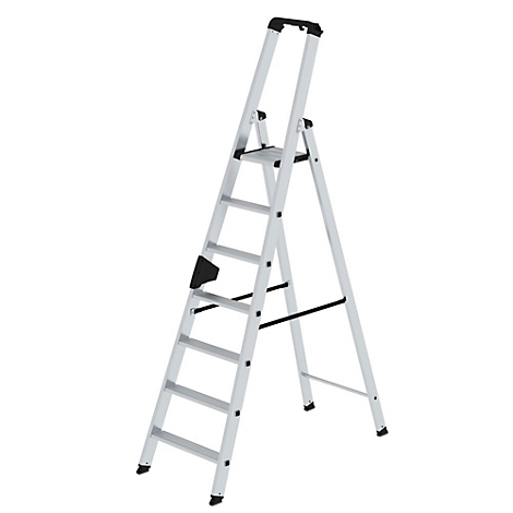 Een zilveren trap, geïsoleerd tegen een witte achtergrond. Het heeft zes treden en een zwarte handgreep.