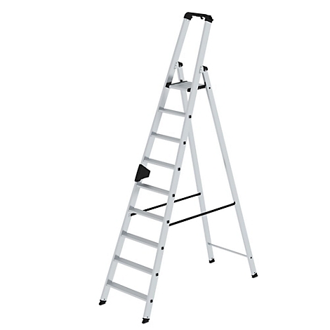 Aluminium ladder, opgesteld, met zwarte kunststof onderdelen.
