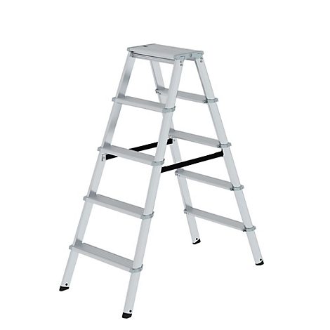 Een zilveren trap met vijf treden tegen een witte achtergrond. Het bovenste platform dient als bovenste trede.