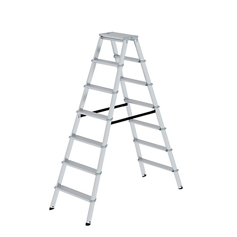 Zilverkleurige trap, vrijstaand, tegen een witte achtergrond.