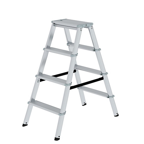 Een zilveren trap met vier treden, tegen een witte achtergrond. De ladder is opgevouwen.