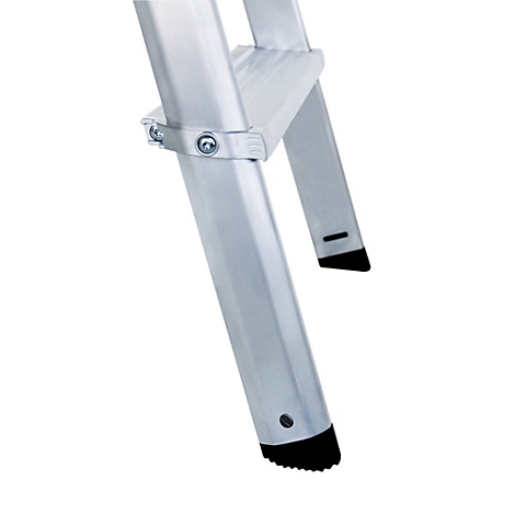 Close-up van een zilveren ladder. Zwarte rubberen voeten, treden met beugels en schroeven.