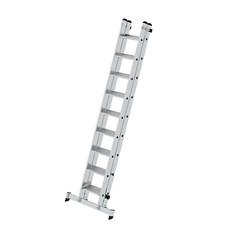 Grijze aluminium ladder diagonaal op een witte achtergrond. Treden en zwarte rubberen voetjes.