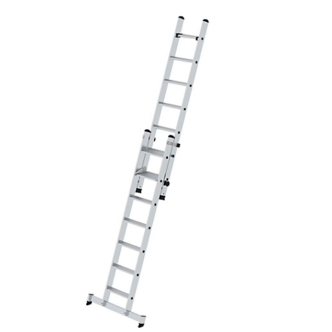 Een uitschuifbare zilveren ladder tegen een witte achtergrond. Hij staat schuin en is gedeeltelijk uitgeschoven.