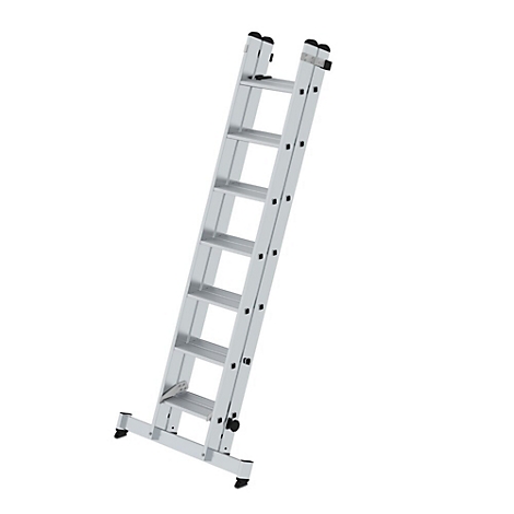 Zilveren ladder schuin op witte achtergrond. Zeven treden, zwarte voeten.