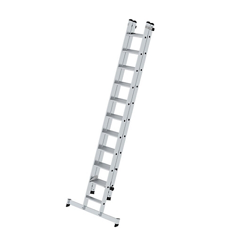 Een zilveren ladder staat schuin tegen een witte achtergrond. Het heeft verschillende sporten en zwarte eindkappen.