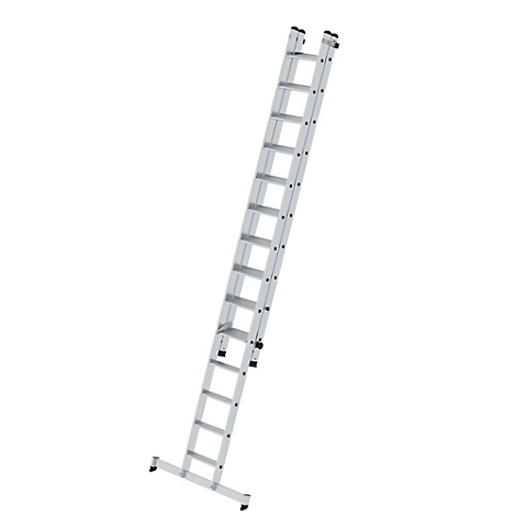 Een zilveren ladder staat schuin op een witte achtergrond. Hij heeft veel treden en zwarte kunststof onderdelen.