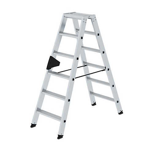 Een zilveren trap staat tegen een witte achtergrond. Hij heeft vier treden en een zwarte opbergplaat.