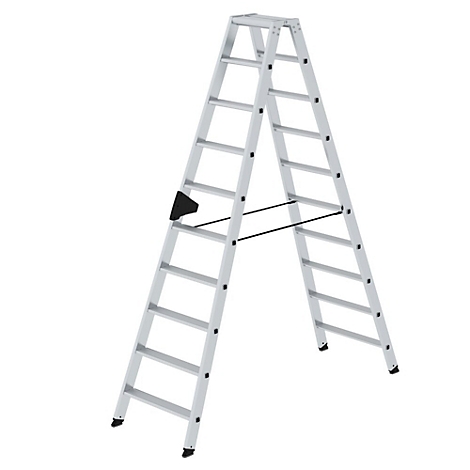 Een zilveren ladder staat rechtop, A-vormig. Zwarte kunststof onderdelen en een dwarsbalk stabiliseren de constructie.